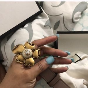 GUCCI Leather belt with flower